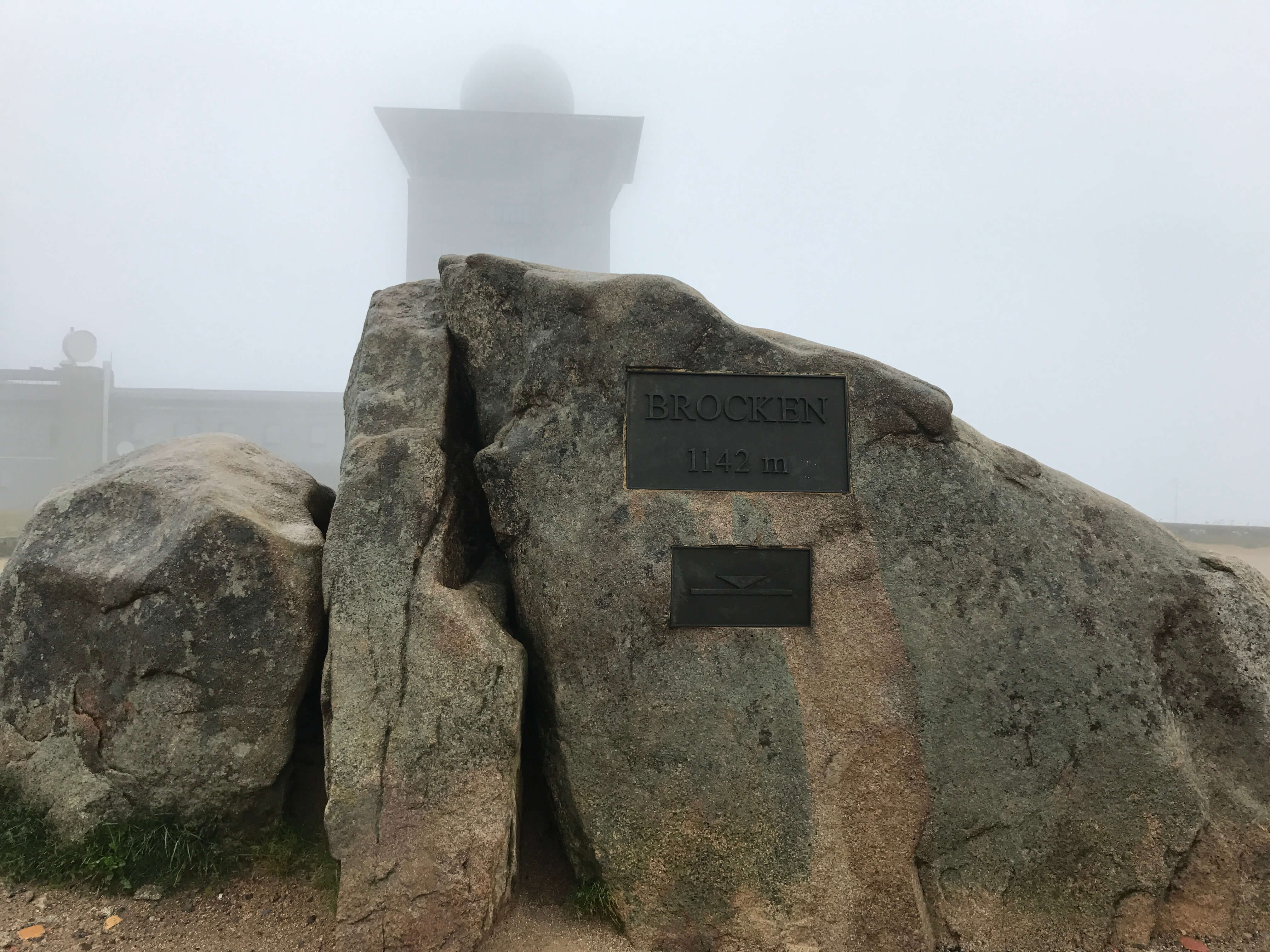 Der Brocken (Harz) im Nebel