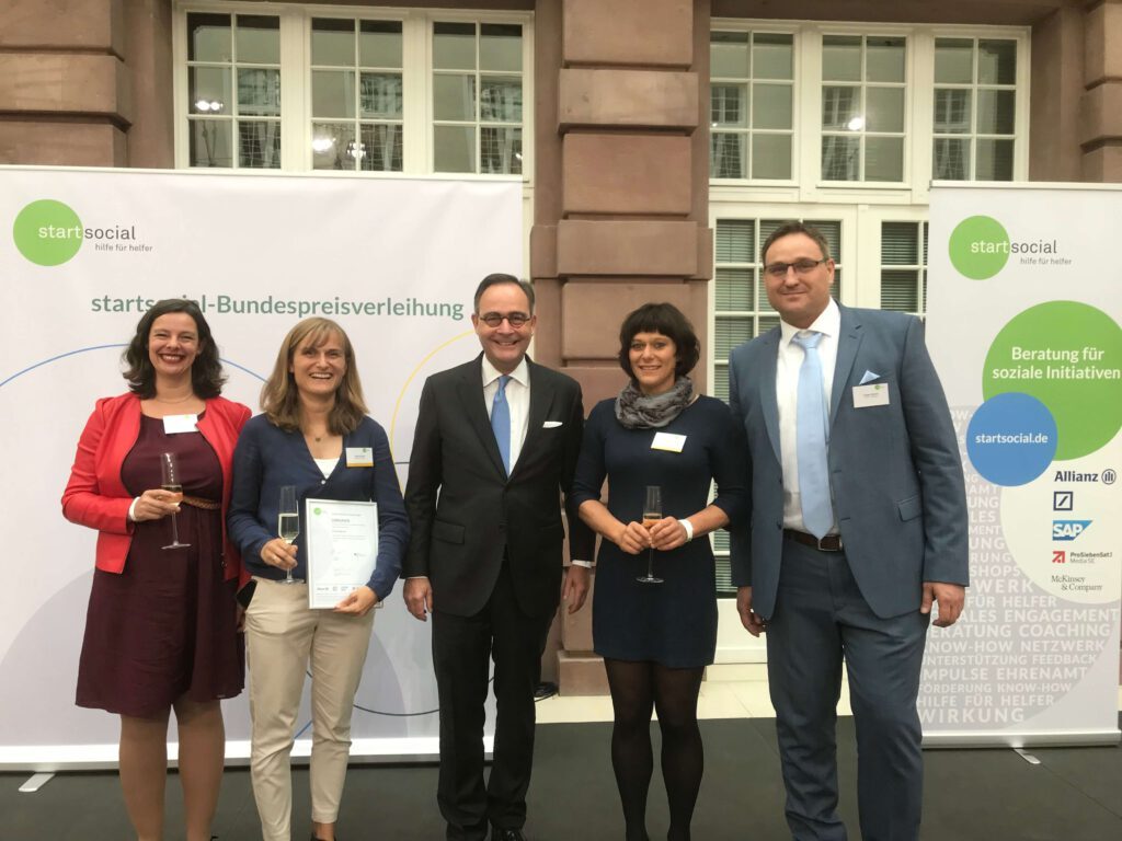 Glückliche Gewinner: v.l.n.r. Coach Antje Liebe,  Katrin Kunze vom CONFUGIUM, Laudator Dr. Klaus-Peter Röhler (Vorstandsmitglied der Allianz SE aus München), Susanne Posniak vom CONFUGIUM, Coach Holger Becker